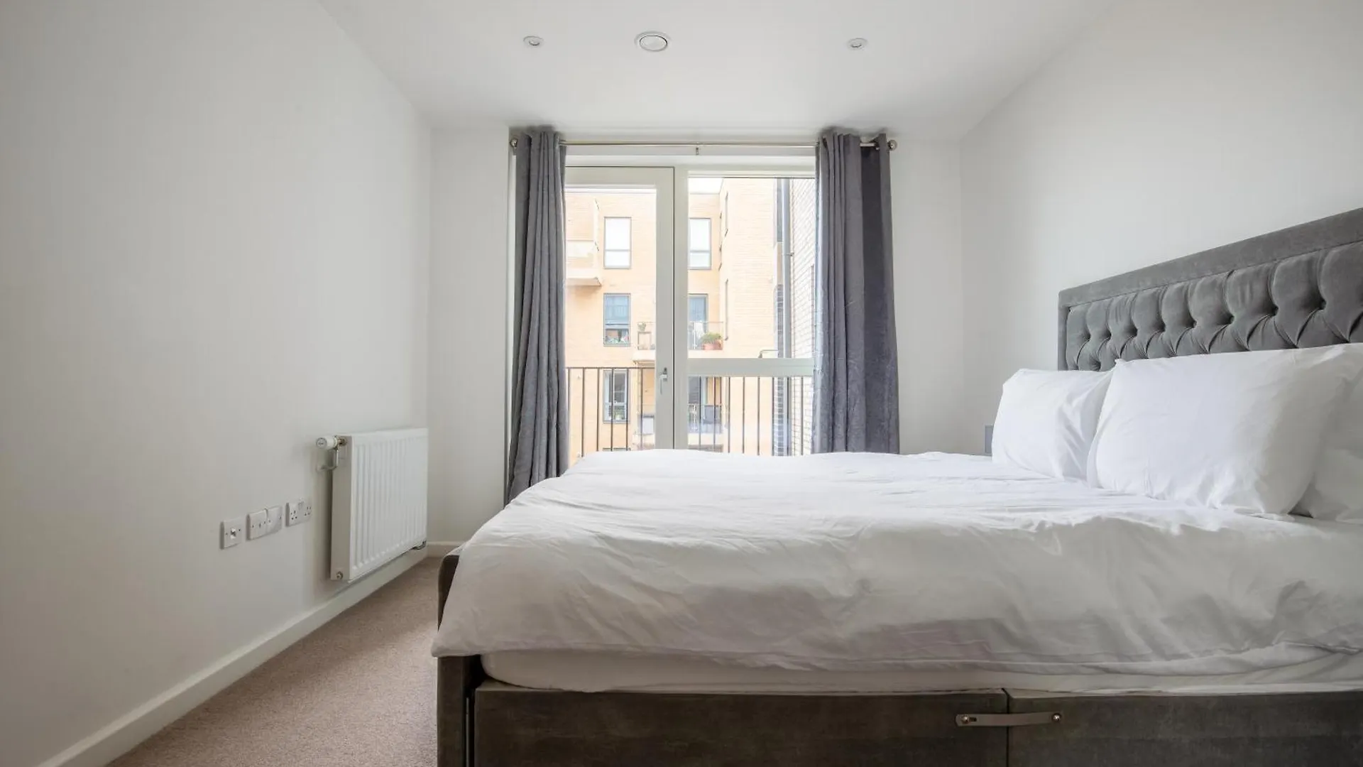 Londwell, Stylish Docklands Flat With Private Terrace Apartment London